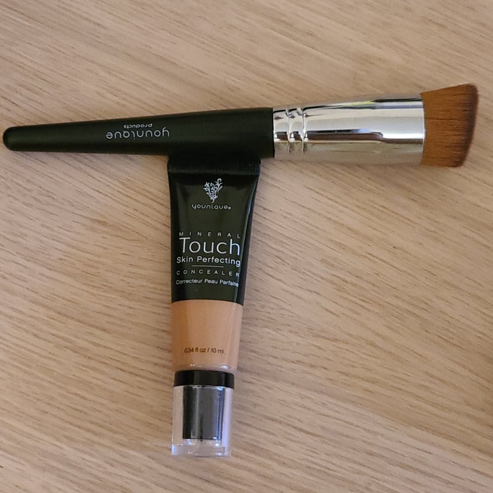 Younique cashmere Opened concealer